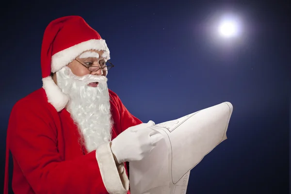 Papai Noel leitura lista papel — Fotografia de Stock