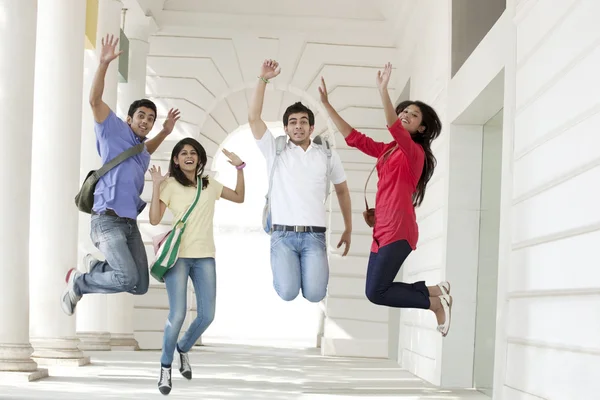 Estudantes universitários saltando — Fotografia de Stock