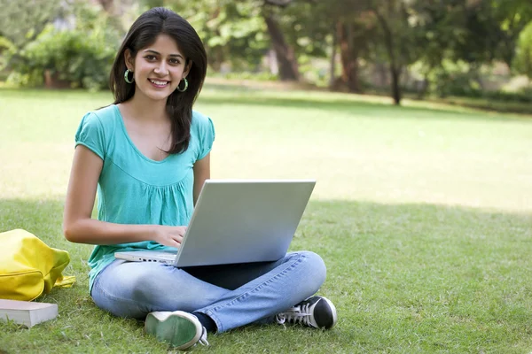 Joven estudiante universitario usando laptop — Foto de Stock