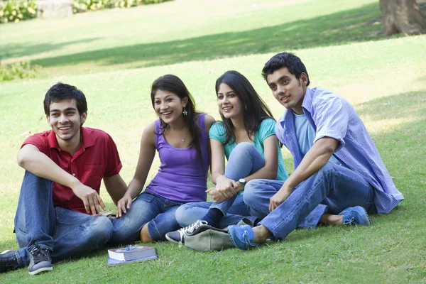 Friends sitting in lawn — Stock Photo, Image