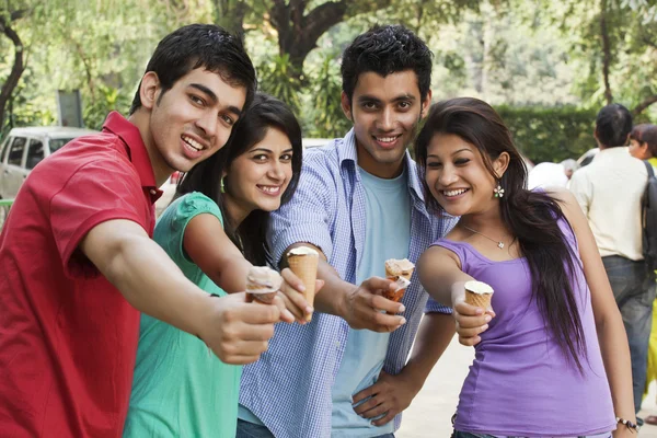 Happy friends holding ice cream — Stock Photo, Image