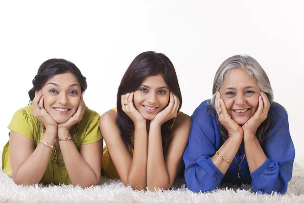 Chica con su madre y su abuela —  Fotos de Stock