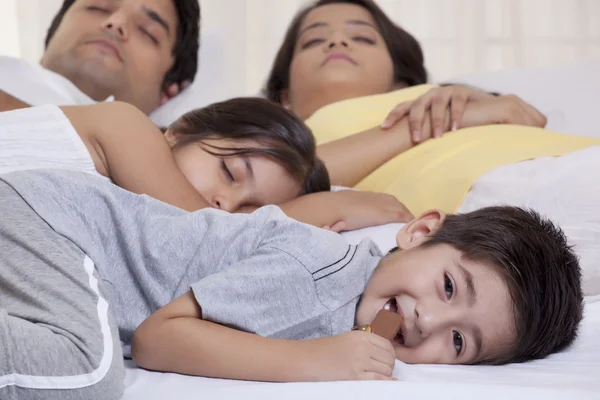 Familia durmiendo en la cama — Foto de Stock