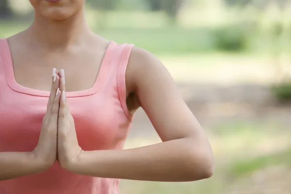 Vrouw doen yoga in gazon — Stockfoto