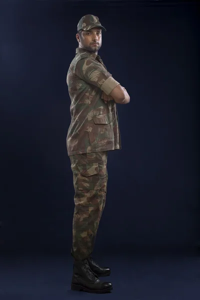 Молодой солдат стоит — стоковое фото