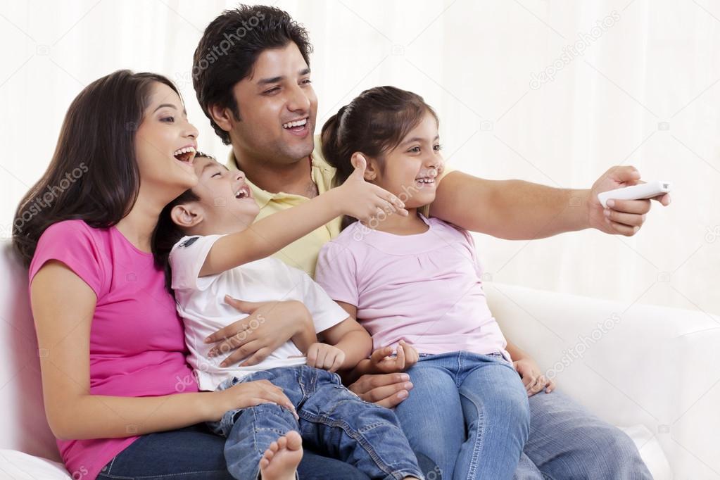 joyeuse famille  devant la t l   Photographie iphemant 