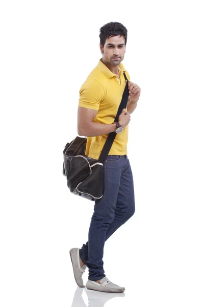 Spor çantası ile genç adam — Stok fotoğraf