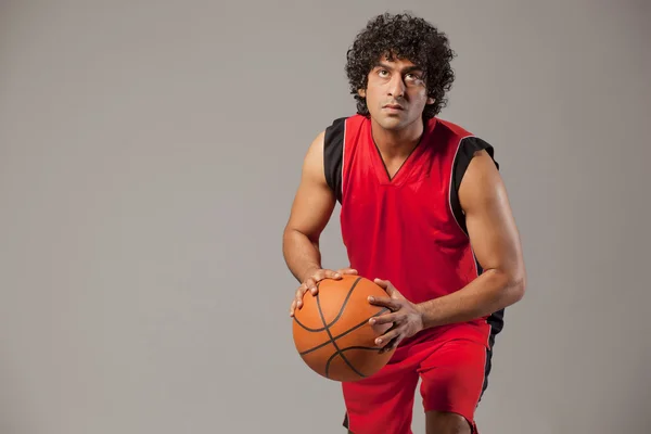 Young man playing basket ball — Stock Photo, Image