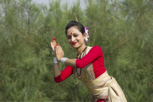 Frau führt Bihu-Tanz auf — Stockfoto