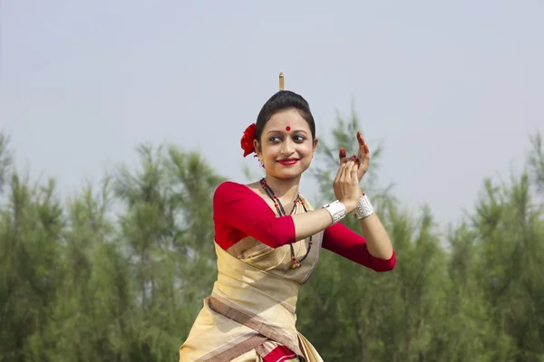 Kadın performans gösteren bihu dans — Stok fotoğraf