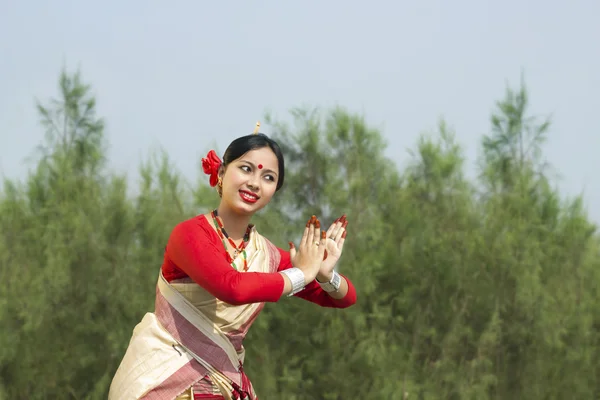 Kvinnan utför bihu dans — Stockfoto