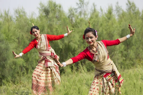 Vrouwen uitvoeren bihu dans — Stockfoto