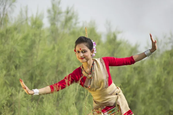 Frau führt Bihu-Tanz auf — Stockfoto