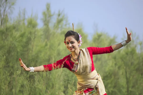 Donna che esegue la danza Bihu — Foto Stock