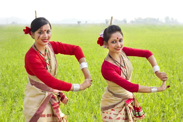 Women performing Bihu dance — Stock Photo, Image