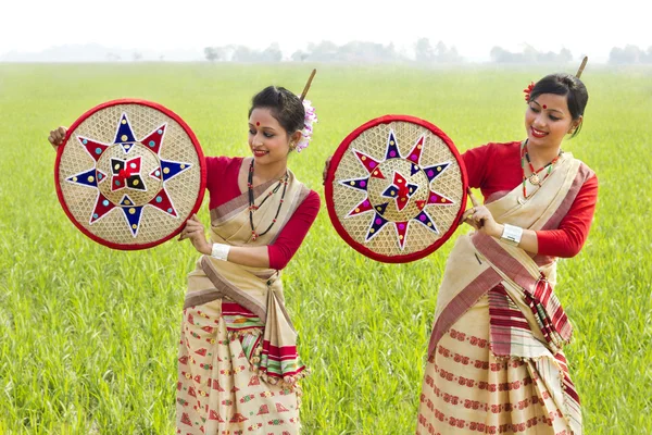 Bihu mulheres segurando jaapis — Fotografia de Stock