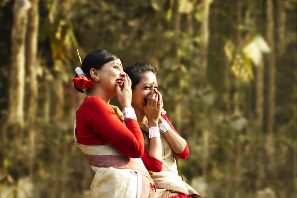 Bihu mulheres dançarinas sorrindo — Fotografia de Stock