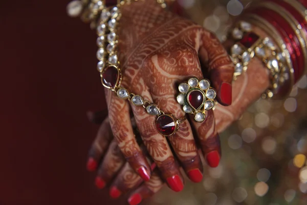 Menyasszonyi kezet henna tetoválás — Stock Fotó