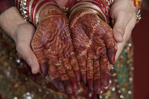 Bruids handen met henna tatoeage — Stockfoto