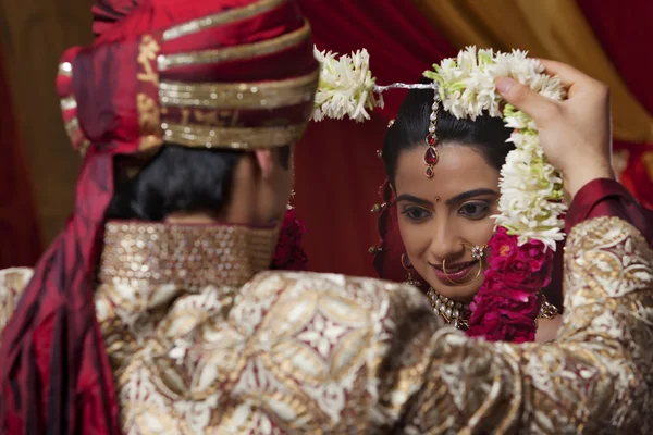 Bruid en bruidegom op bruiloft — Stockfoto