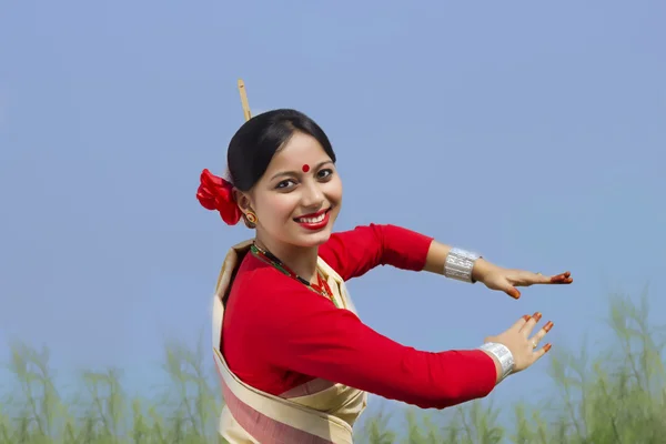Женщина, исполняющая танец Биху — стоковое фото