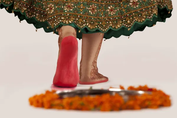 Close-up of brides foot on a thali — Stock Photo, Image