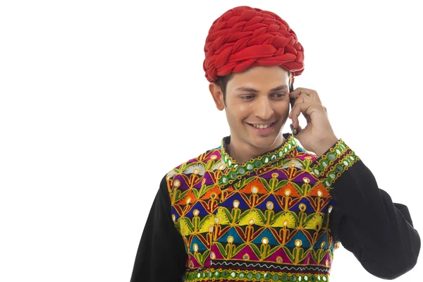 Dandiya danseuse masculine parlant au téléphone — Photo