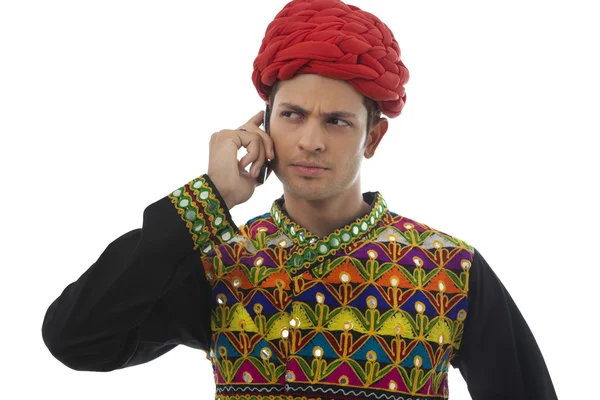 Mannelijke dandiya danser praten over de telefoon — Stockfoto
