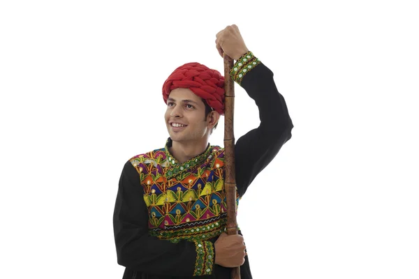 Mannelijke dandiya danser met een stok — Stockfoto