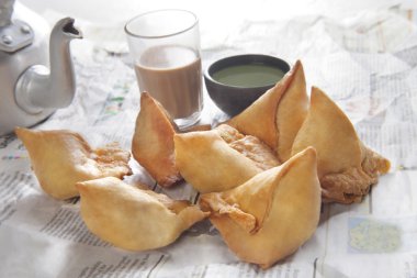 sıcak çay ve Hint turşusu ile taze samosas