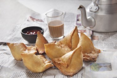 sıcak çay ve Hint turşusu ile taze samosas