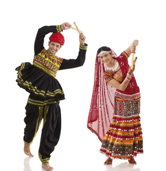 Paar mit Stöcken tanzt — Stockfoto