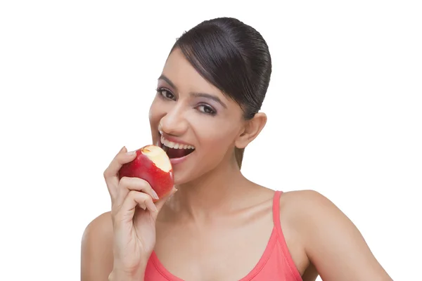 Молода жінка зі свіжим яблуком — стокове фото