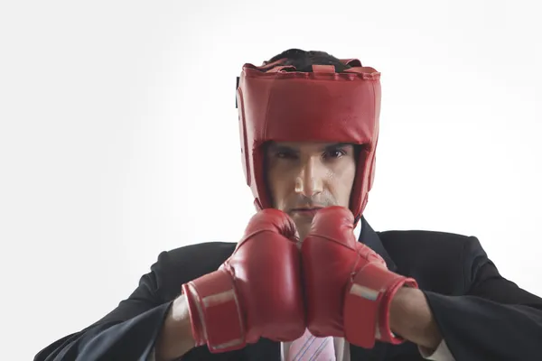 Hombre de negocios con guantes de boxeo —  Fotos de Stock