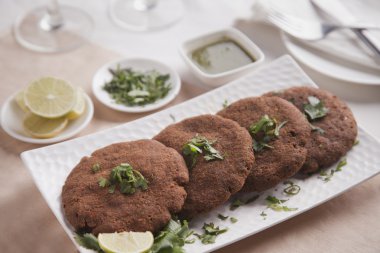 tabak içinde düzenlenmiş kızarmış pirzola