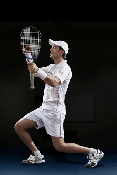 Young man playing tennis — Stock Photo, Image