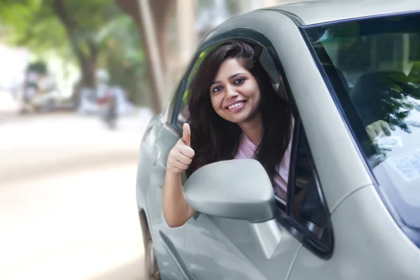 Mulher indiana em carro novo — Fotografia de Stock