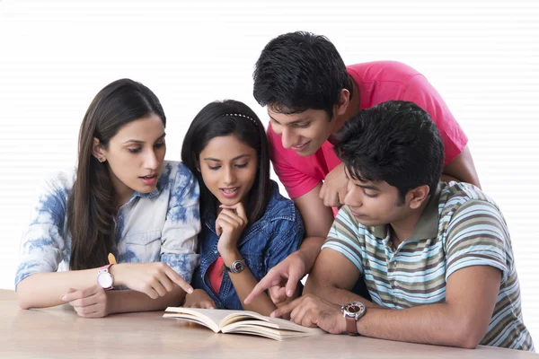 Estudiantes leyendo libro —  Fotos de Stock