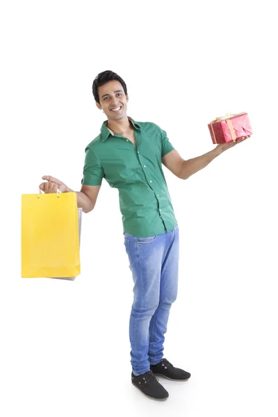 Uomo con shopping bags e regalo — Foto Stock