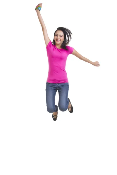幸福的年轻女人，跳跃的全长 — 图库照片