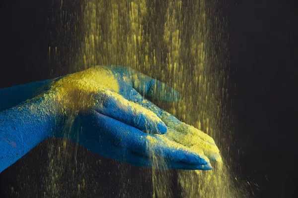 Mãos de cor azul segurando tinta em pó — Fotografia de Stock