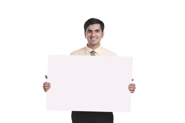 Retrato de homem de negócios feliz mostrando outdoor vazio — Fotografia de Stock