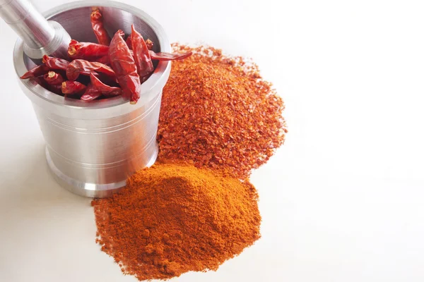 Chiles rojos triturados con chiles en mortero y mortero — Foto de Stock