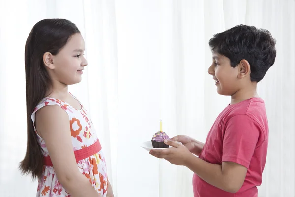 一个蛋糕给一个女孩的男孩 — 图库照片
