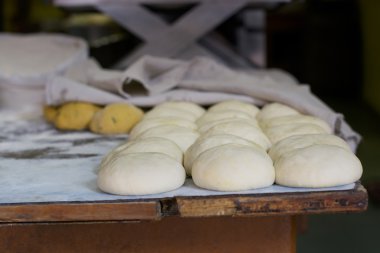 tablo üzerinde hamur topları