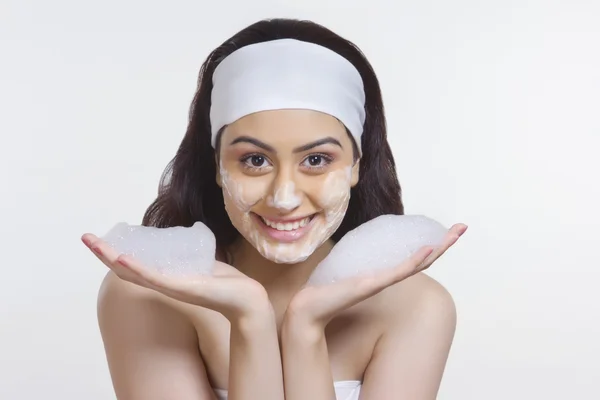 Uśmiechnięta kobieta mycia twarzy — Zdjęcie stockowe