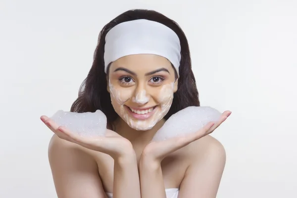 Mujer sonriente lavando la cara — Foto de Stock