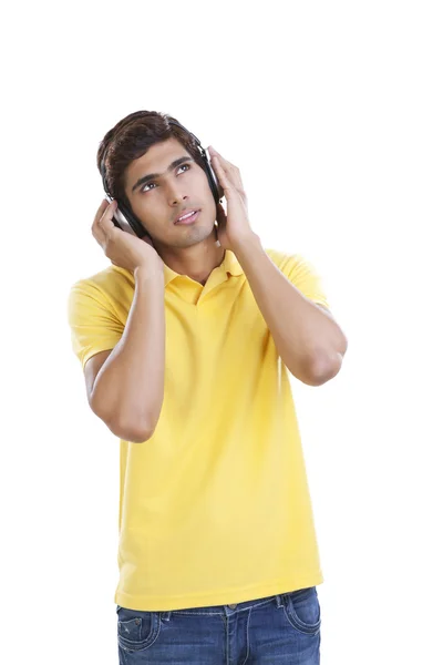 Jeune homme écoutant de la musique — Photo