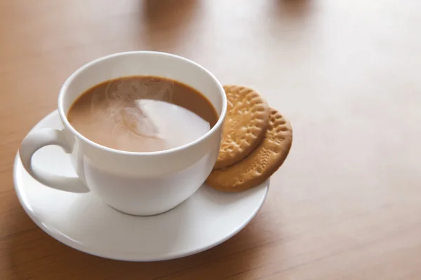 Thé chaud et biscuits sur la table — Photo