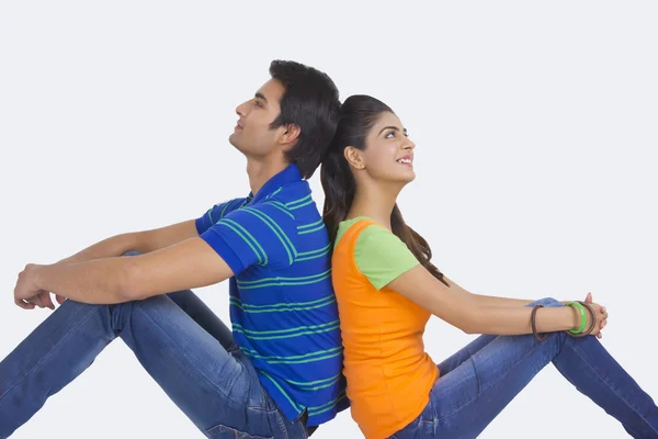 Paar sitzt Rücken an Rücken — Stockfoto